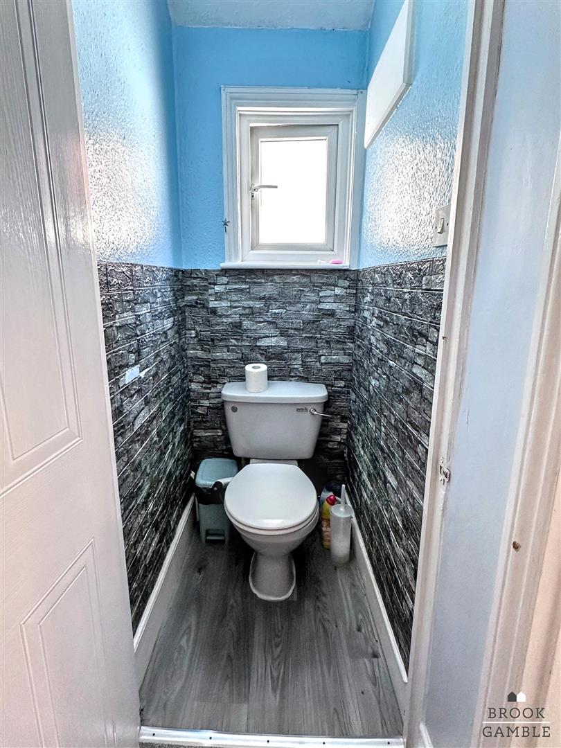 3 Bedroom House - Mid Terrace. Bourne Street in Eastbourne,  15